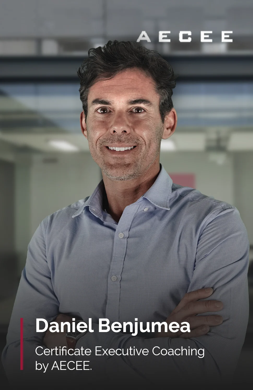 Retrato de Daniel Benjumea, certificado en Executive Coaching por AECEE. Aparece serio, con chaqueta oscura y camisa clara, en un entorno corporativo moderno. En la esquina superior derecha se ve el logotipo de AECEE.