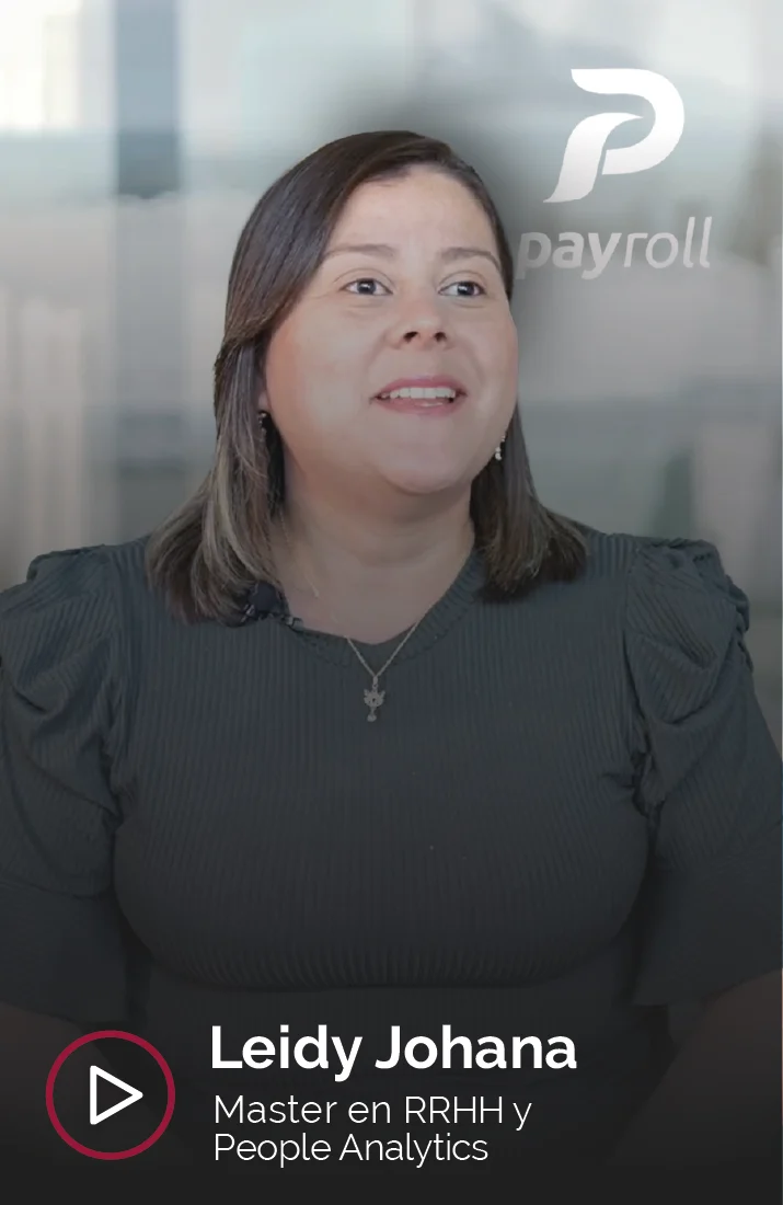 Retrato de Leidy Johana, alumna del Master en RRHH y People Analytics, sonriendo y vistiendo una blusa oscura, en un entorno corporativo moderno. En la esquina superior derecha se ve el logotipo de Payroll.