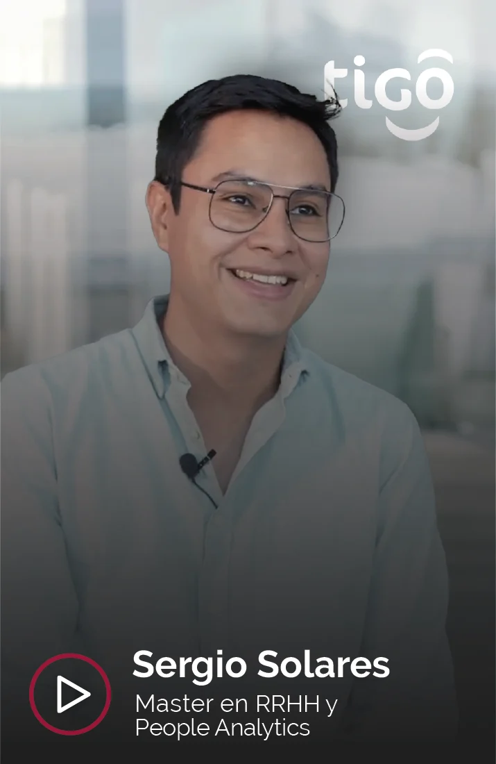 Retrato de Sergio Solares, alumno del Master en RRHH y People Analytics, sonriendo y vistiendo una camisa clara, en un entorno corporativo moderno. En la esquina superior derecha se ve el logotipo de Tigo.
