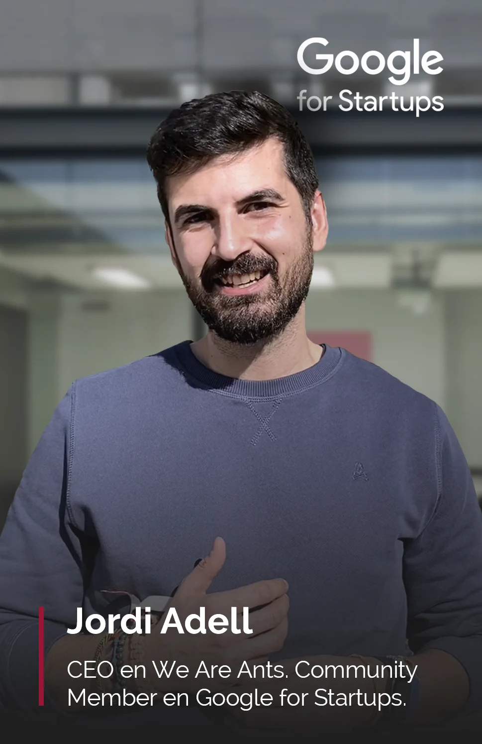 Retrato de Jordi Adell, CEO de We Are Ants y miembro de la comunidad de Google for Startups, sonriendo mientras viste una sudadera azul oscura. Jordi es un líder destacado en el ecosistema de startups, aportando su experiencia en innovación y tecnología al Master.