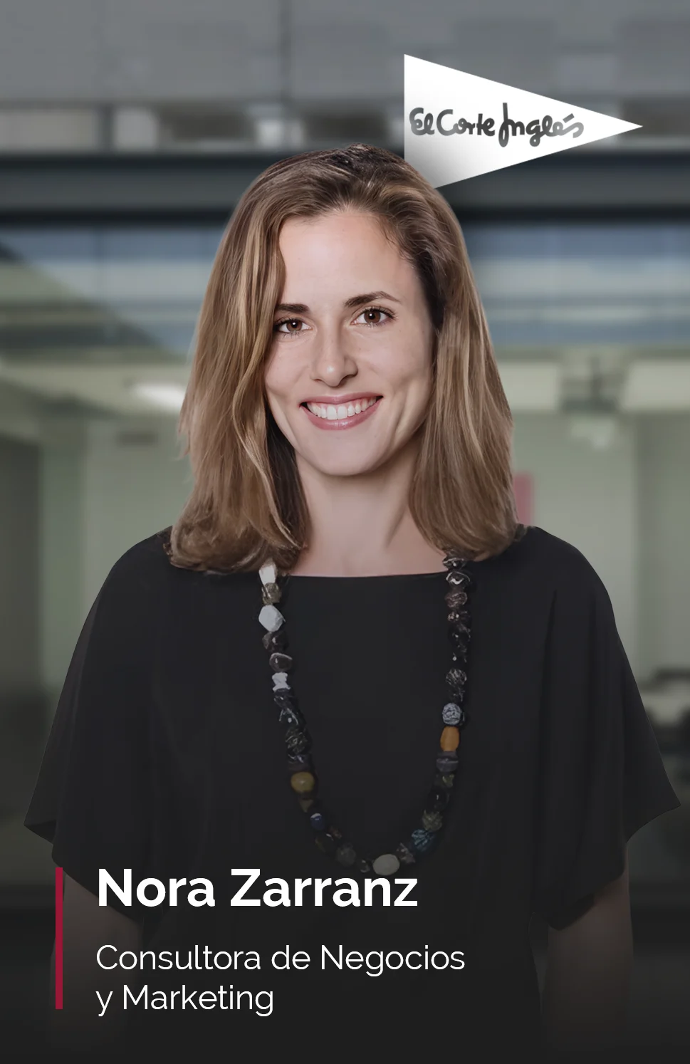 Nora Zarranz, consultora de negocios y marketing, aparece en la imagen luciendo una amplia sonrisa. Viste una blusa negra que resalta un collar largo de piedras decorativas de diferentes tonalidades. Su cabello rubio cae sobre los hombros en un estilo natural. Al fondo, se puede ver un entorno profesional con un toque corporativo, mientras que en la parte superior derecha destaca el logotipo de 'El Corte Inglés', lo que sugiere su vinculación con la empresa.