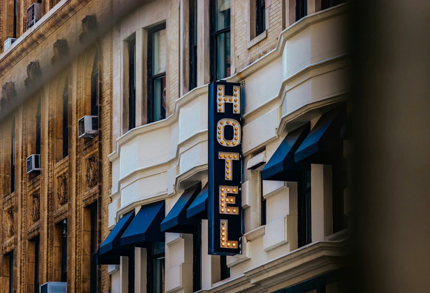 Fotografía de un panel de un hotel para ilustrar las claves para una dirección hotelera eficiente
