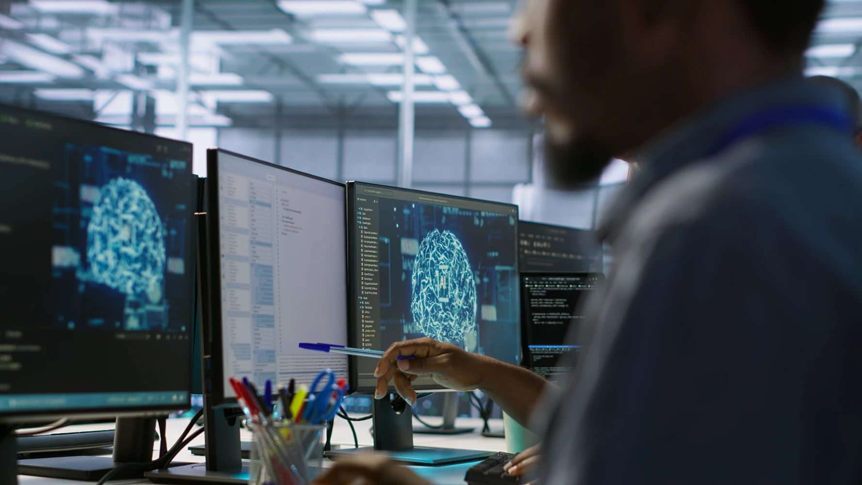 AI Agents: ¿Pueden los bots tomar decisiones empresariales solos?. Trabajadores IA frente a pantallas programando.