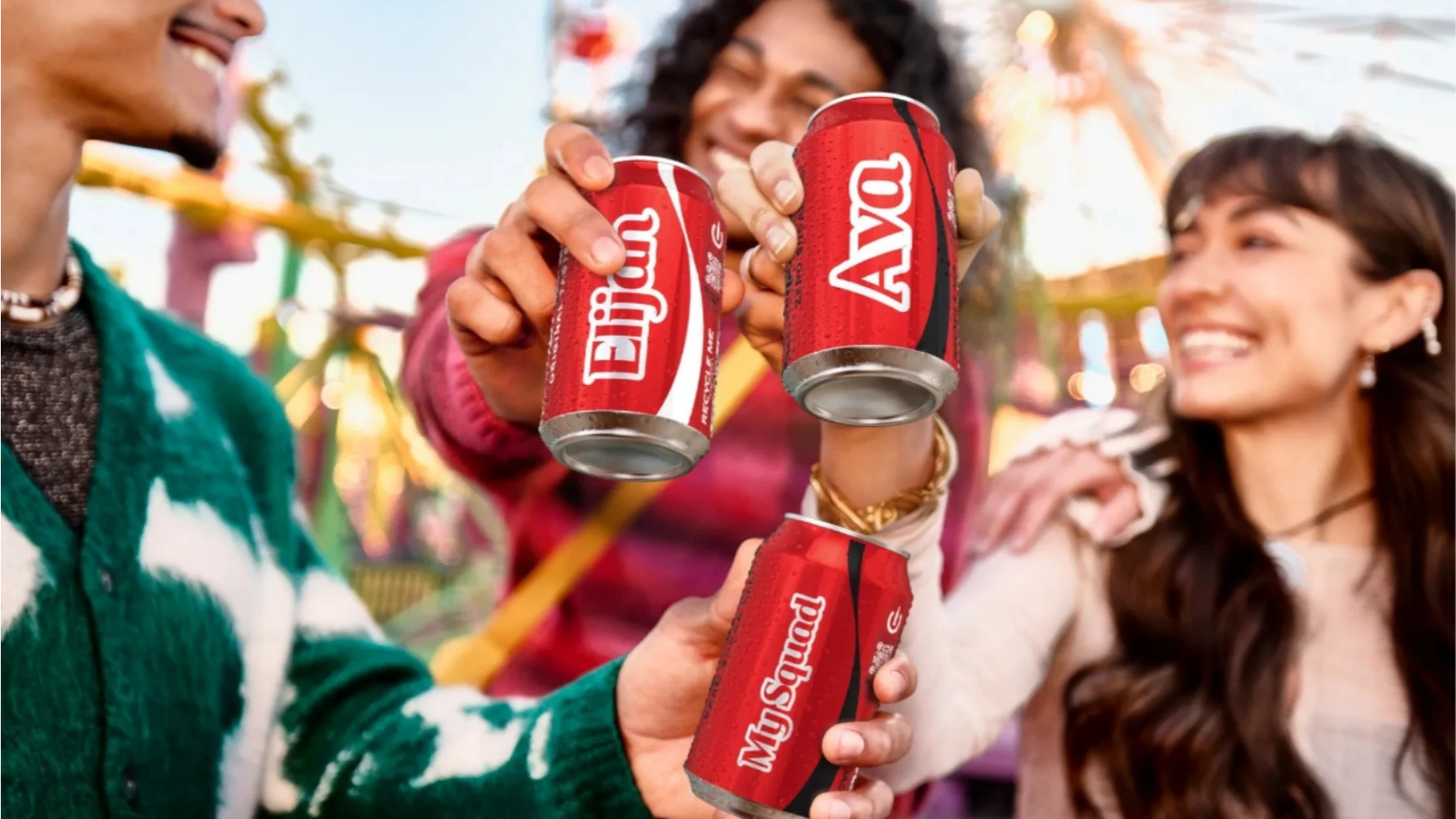 Clientes sosteniendo latas de Coca-Cola, en una campaña que conectan emocionalmente con sus clientes.