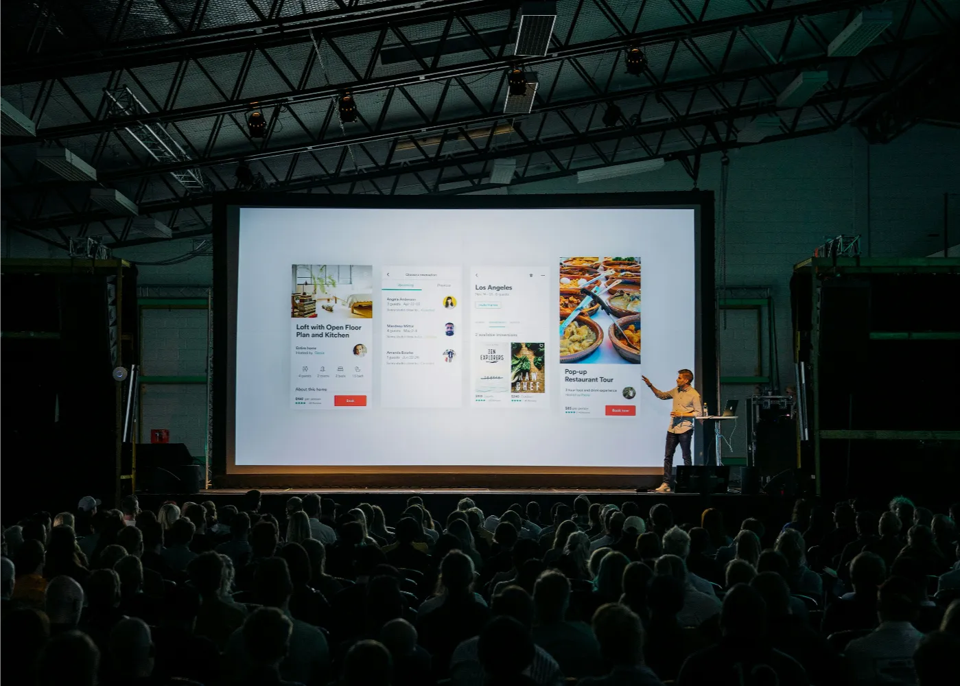 Imagen de una persona dirigiendo un gran evento.