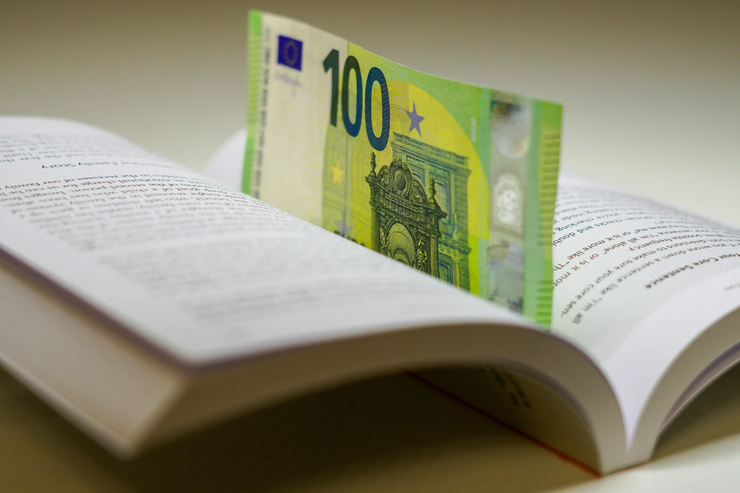 Billete dentro de un libro