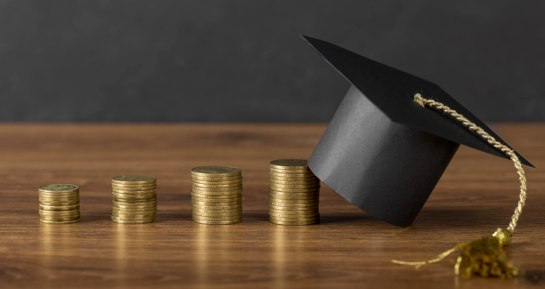 monedas de céntimo, acumuladas con un birrete