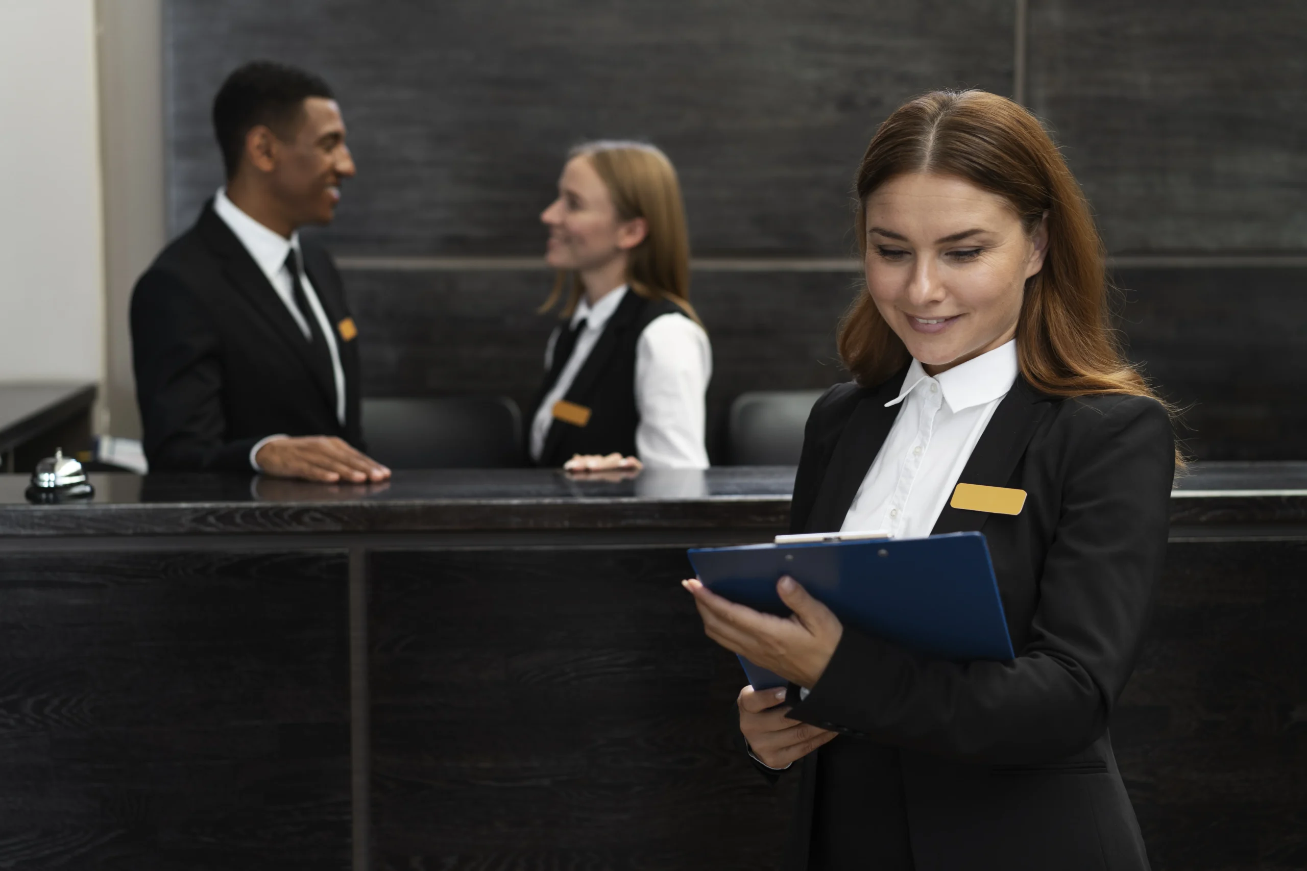 hoteleros organizando tareas