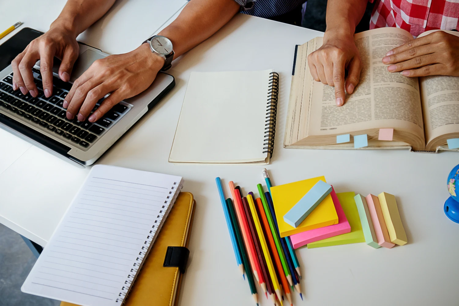 Dos personas estudiando y trabajando