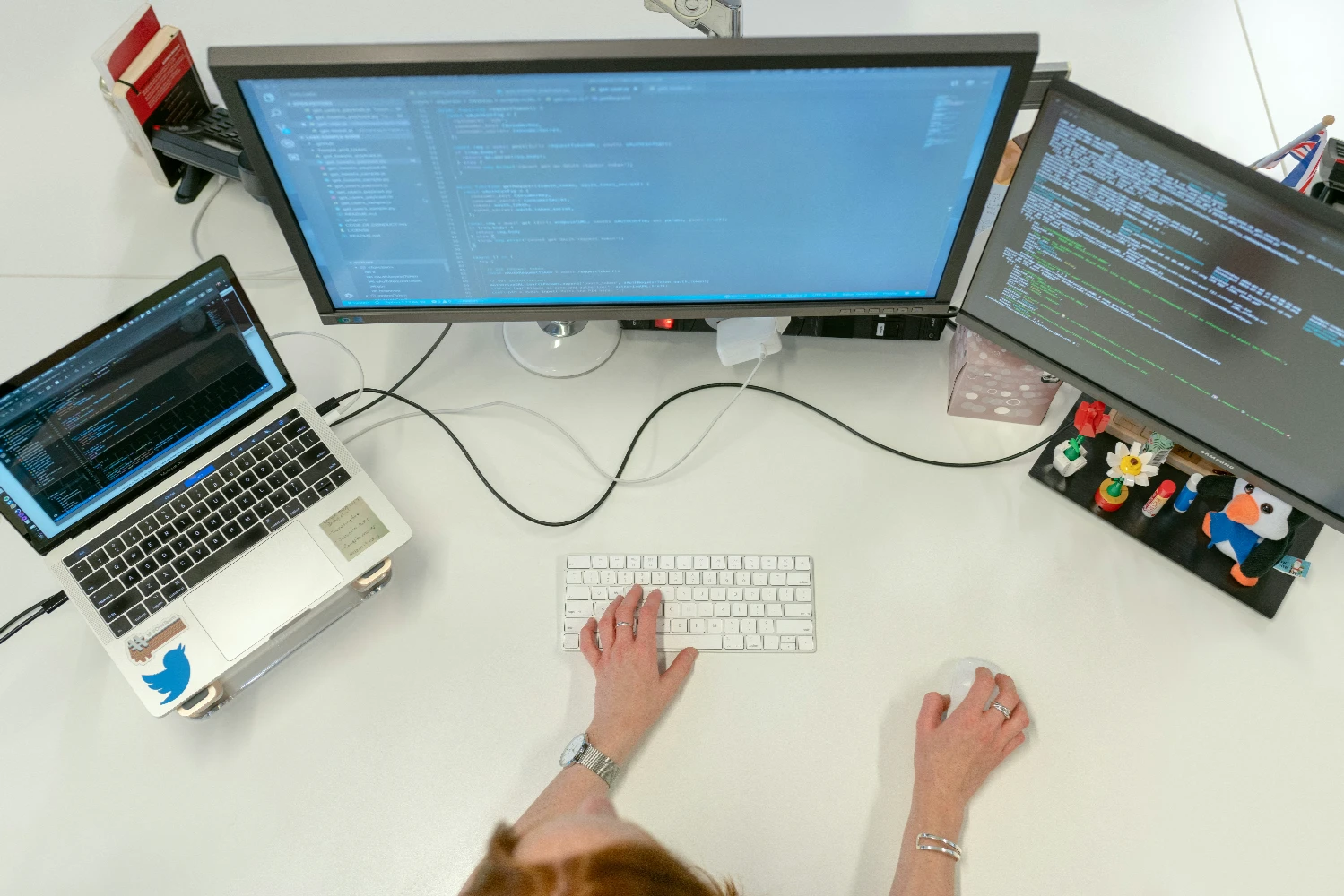 Persona trabajando con varios monitores