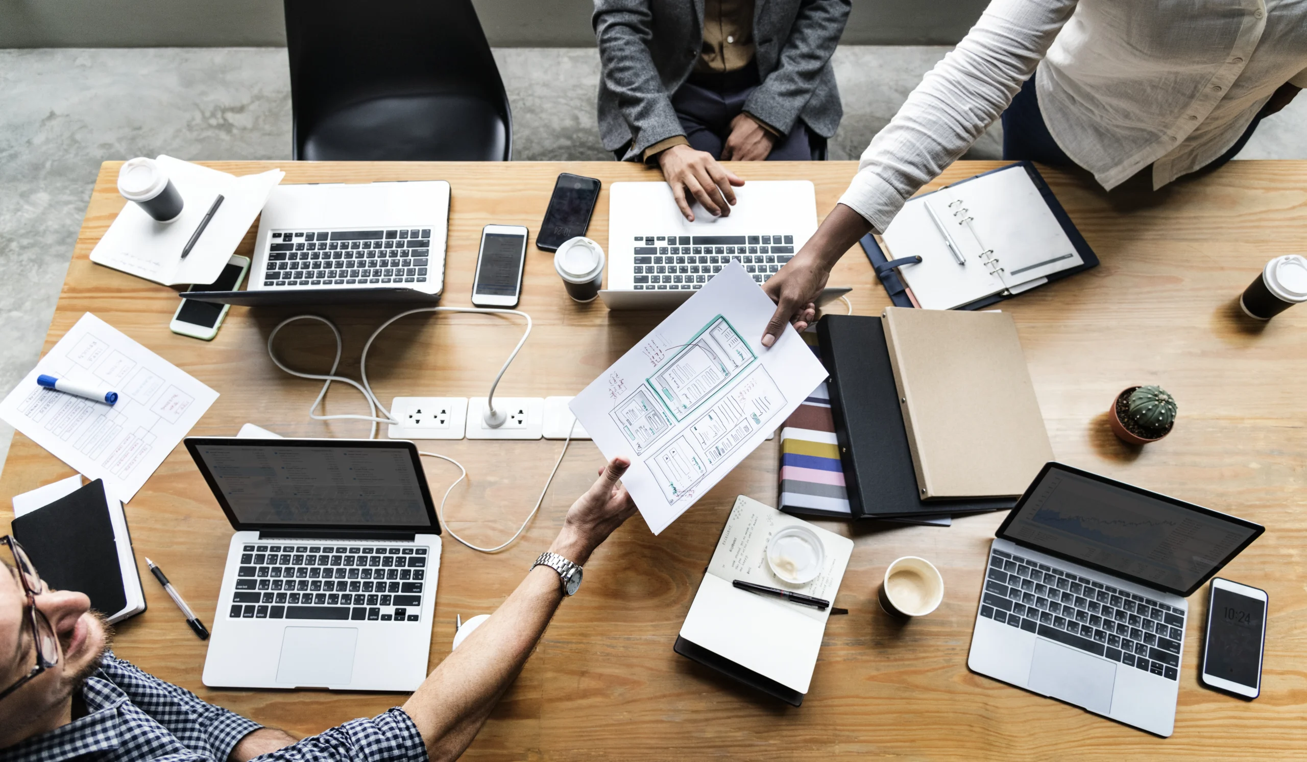 Grupo de personas que trabajan en crear una agencia digital