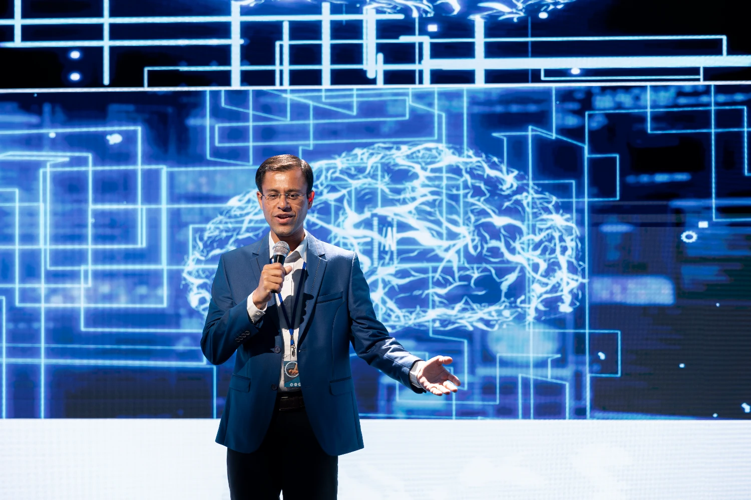 un CEO de empresa dando un speech