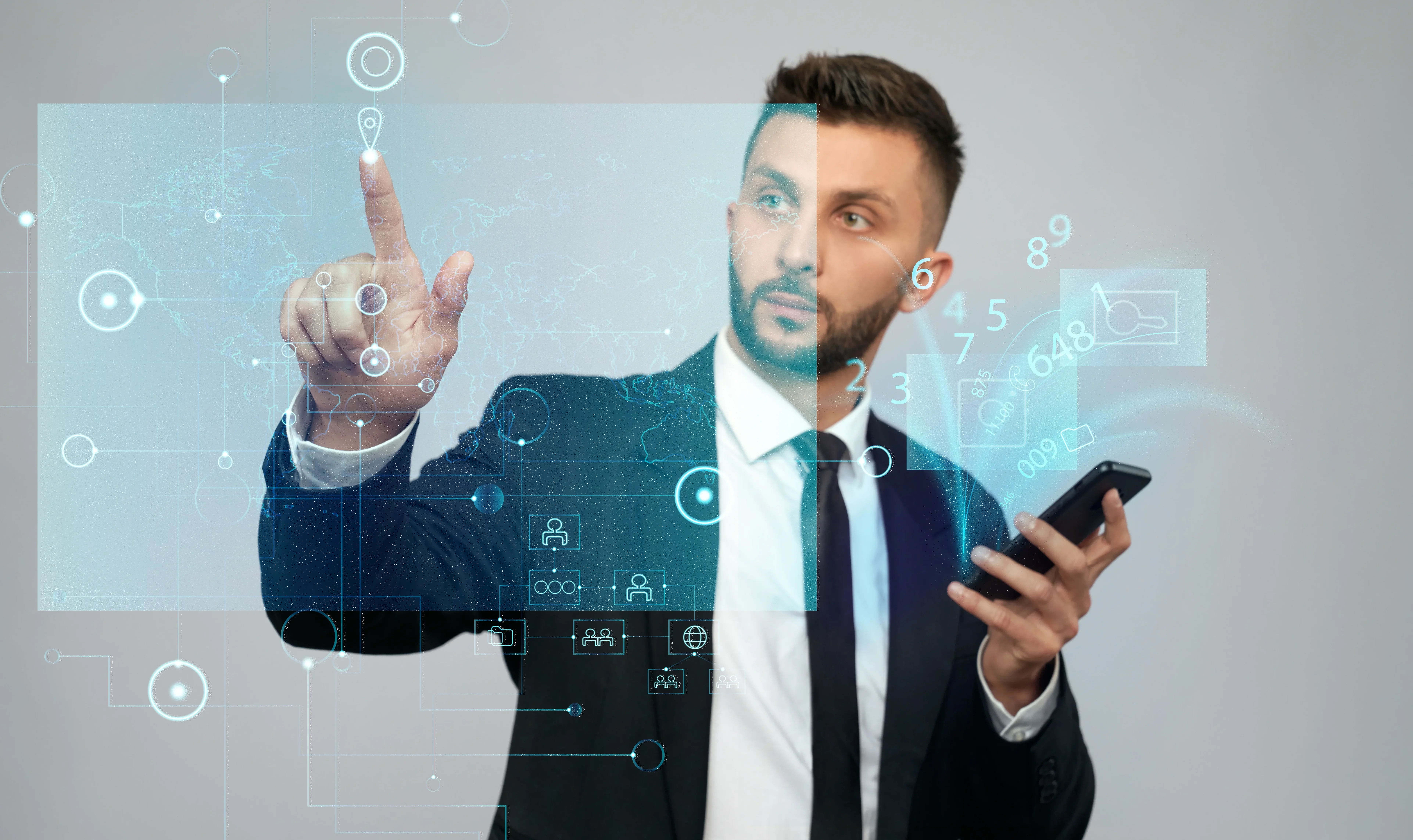 Empresario utilizando la IA mientras trabaja en una empresa