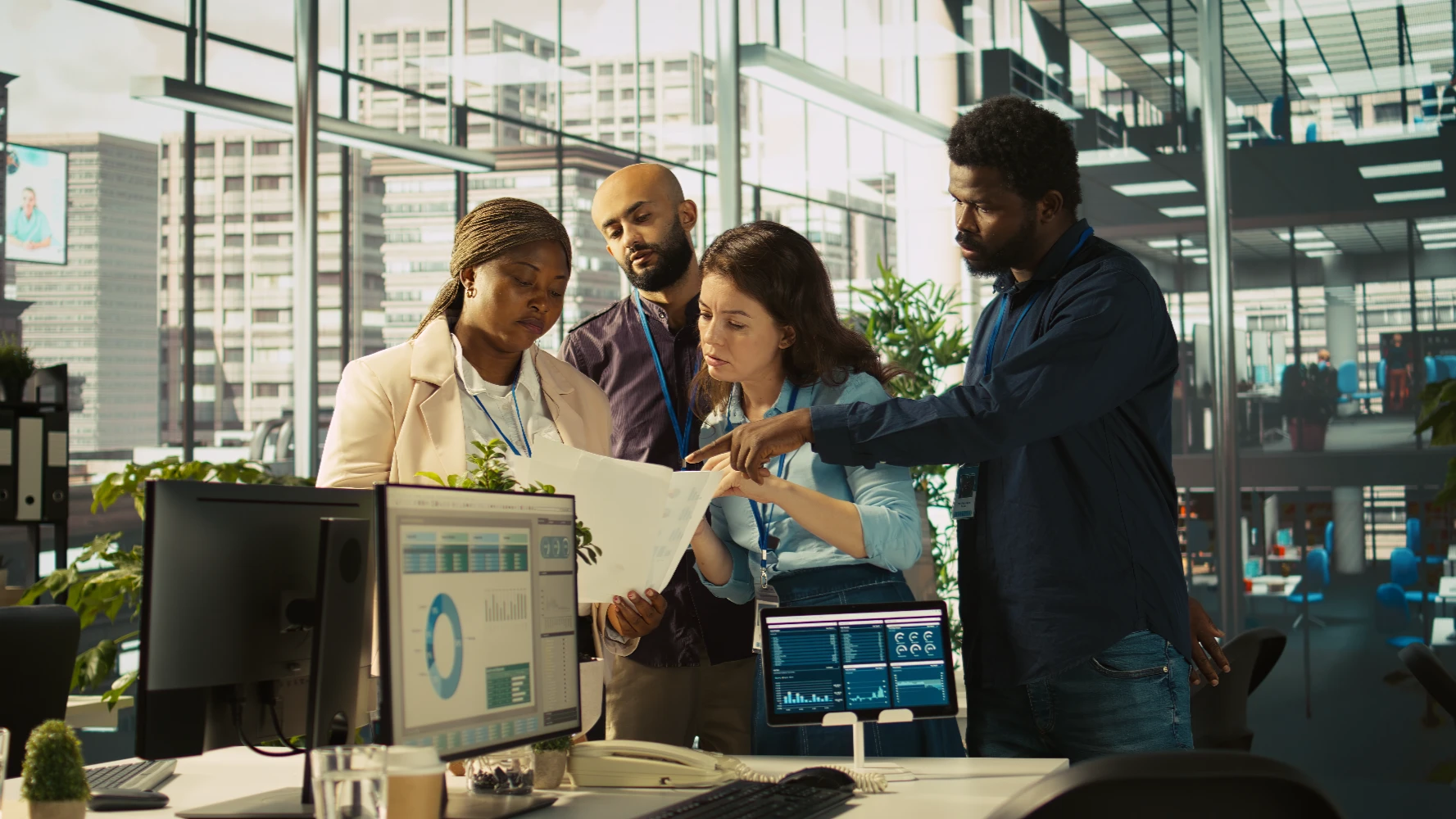 Grupo de personas analizando un proyecto