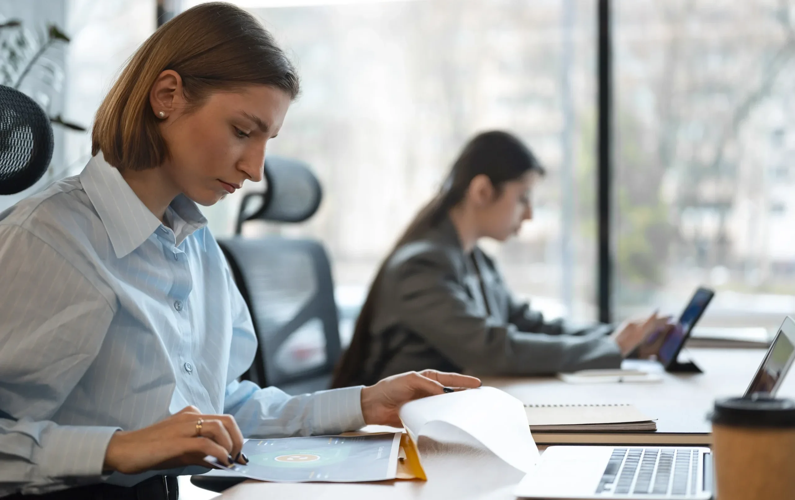 Mujer usando Kanban para la gestión de proyectos