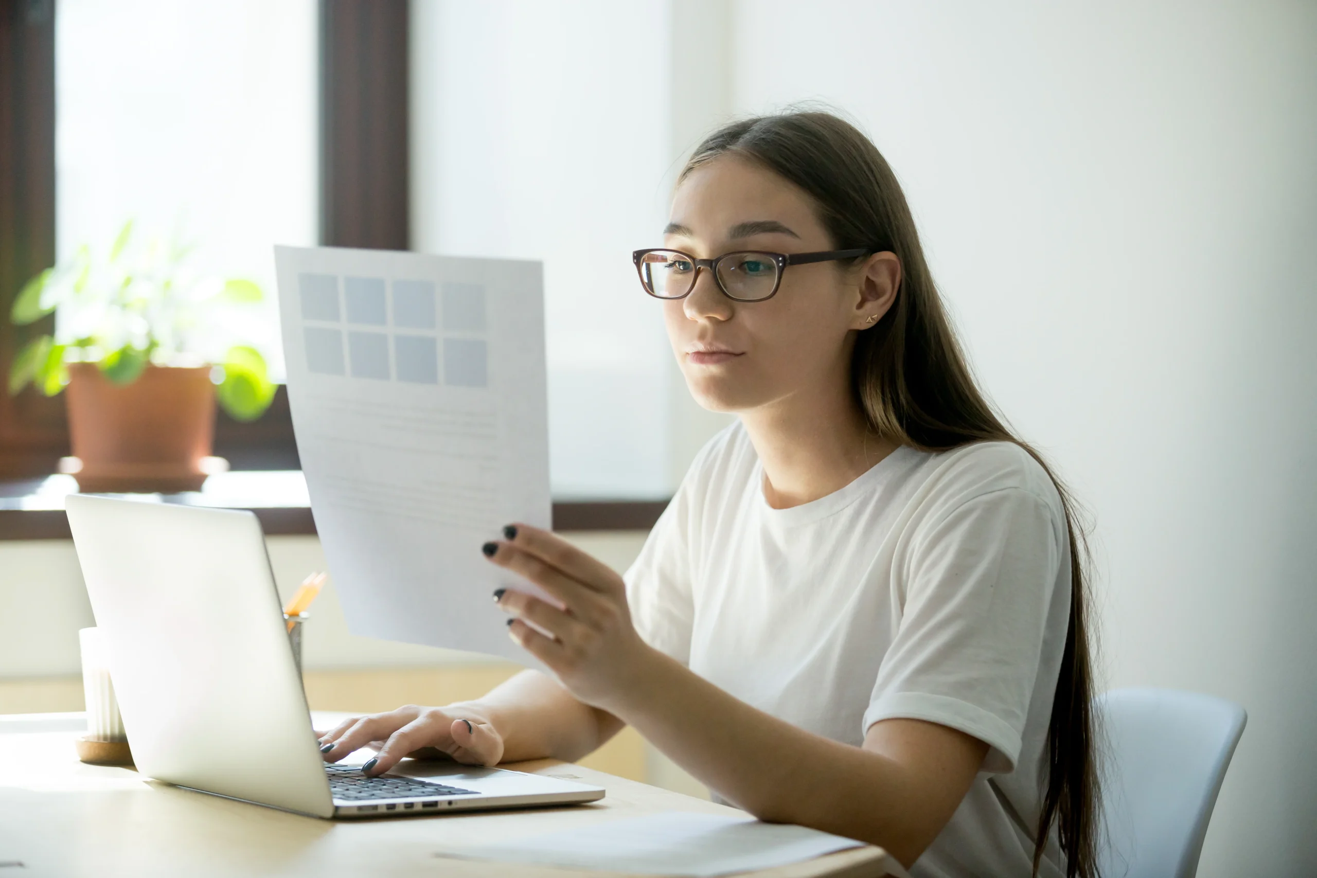 Joven haciendo su CV en 2026
